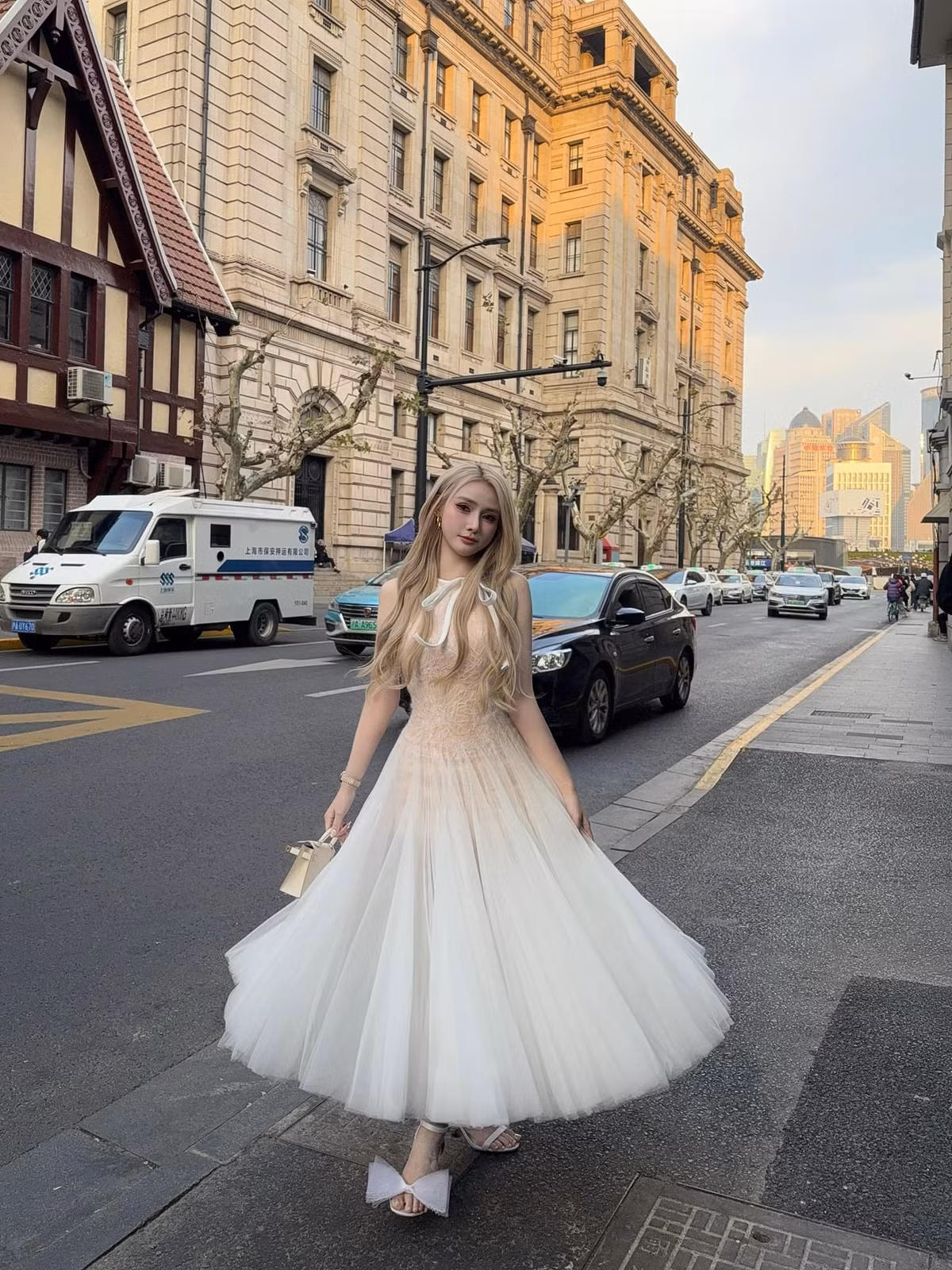 Đôi giày cao gót với thiết kế nơ khổng lồ là điểm nhấn cho tổng thể giao diện của nữ DJ.