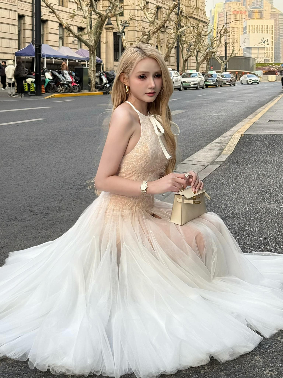 Khung cảnh đường phố mang phong cách phương Tây càng khiến nữ DJ như "xé truyện bước ra".