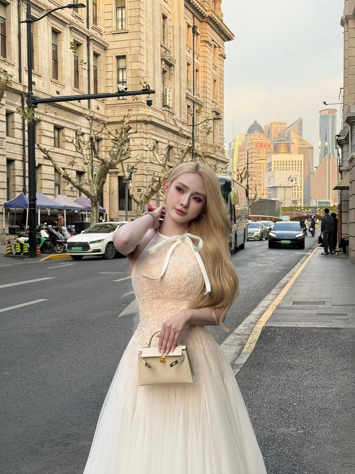 Cô nàng được biết đến là một người mẫu ảnh, DJ với phong cách chơi nhạc ấn tượng.