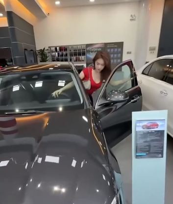 Một nữ Tiktoker khác mới đây cũng khiến netizen vô cùng bất ngờ khi đăng tải video khoe việc mới tậu xế hộp là Hà Môi (Võ Nữ Ngân Hà).