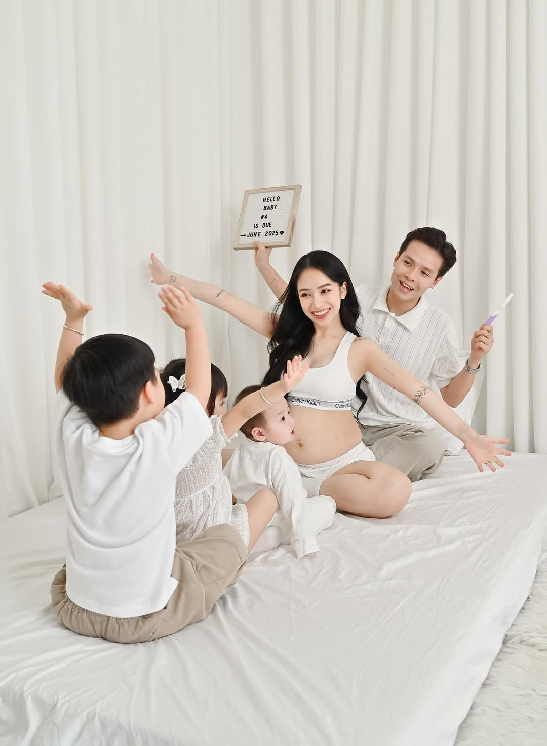 Joyce Phạm cho biết cô cảm thấy rất vui khi biết tin mình mang thai lần thứ 4. Việc chăm sóc con cái với cô gái 26 tuổi trở nên dễ thở hơn khi có người nhà phụ giúp và yêu thương.