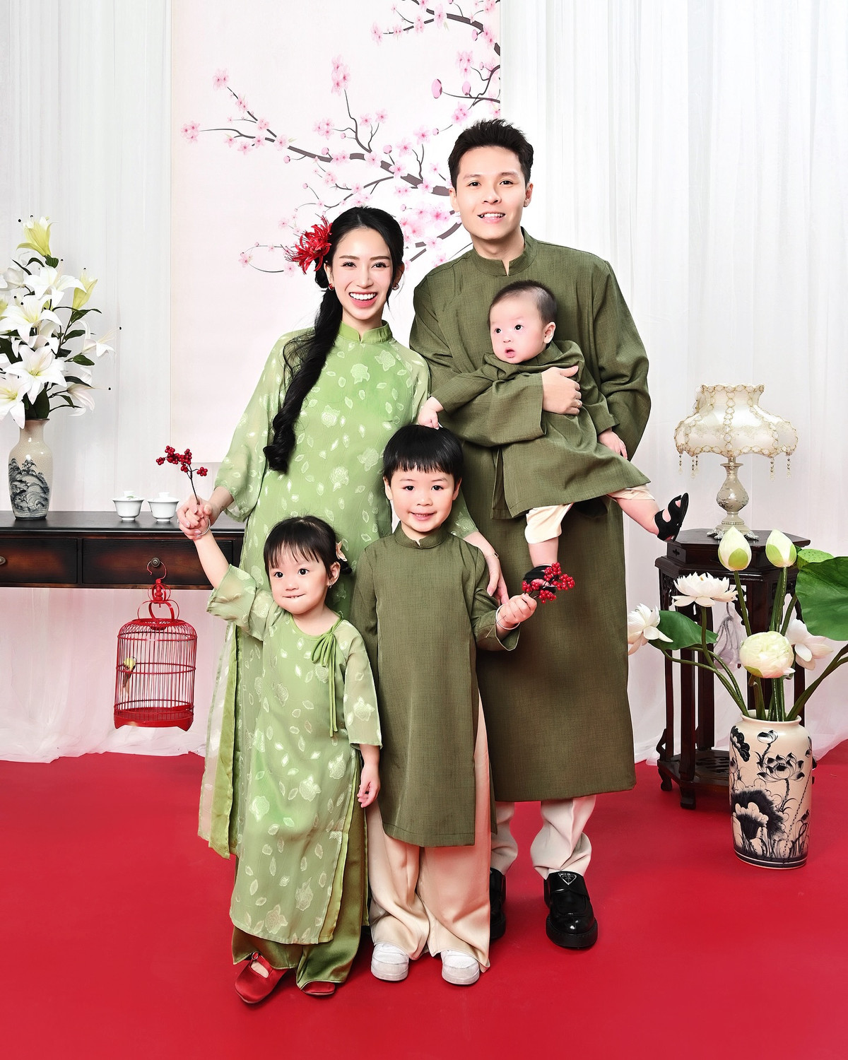 Trên trang cá nhân, cô nàng thường xuyên chia sẻ hình ảnh ông xã cùng các con.