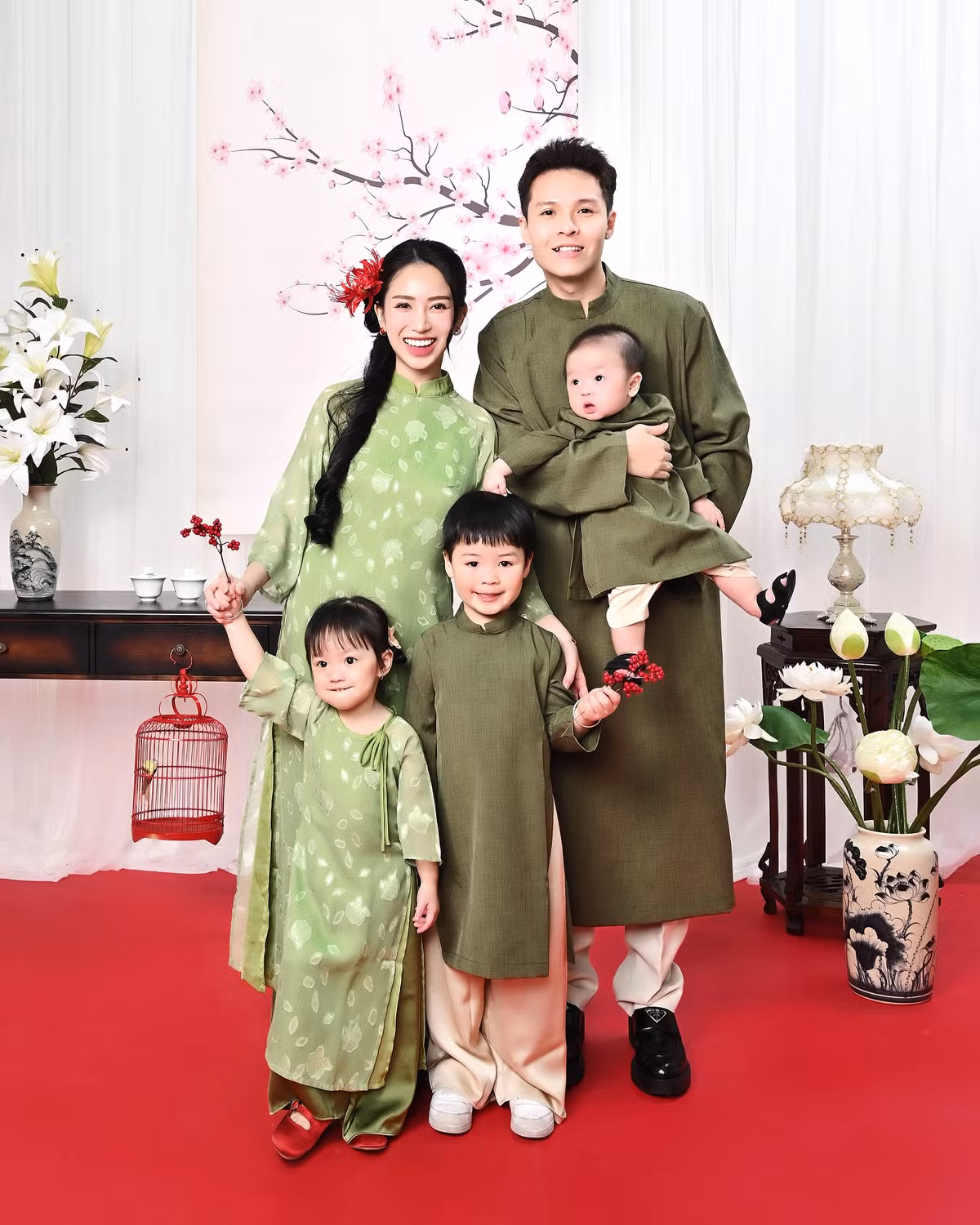 Trên trang cá nhân, cô nàng thường xuyên chia sẻ hình ảnh ông xã cùng các con.