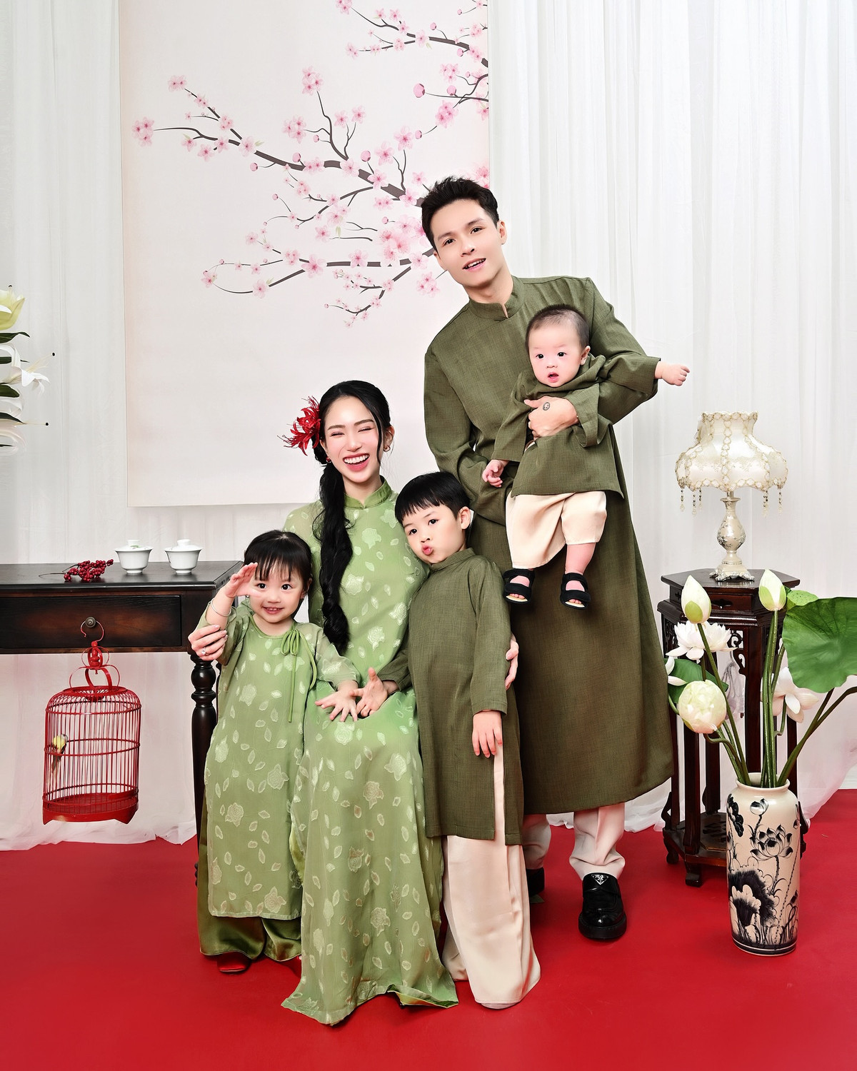 Sau khi sinh 3 em bé, Joyce Phạm được khen vẫn giữ vóc dáng thon gọn, không khác nhiều so với hồi độc thân.