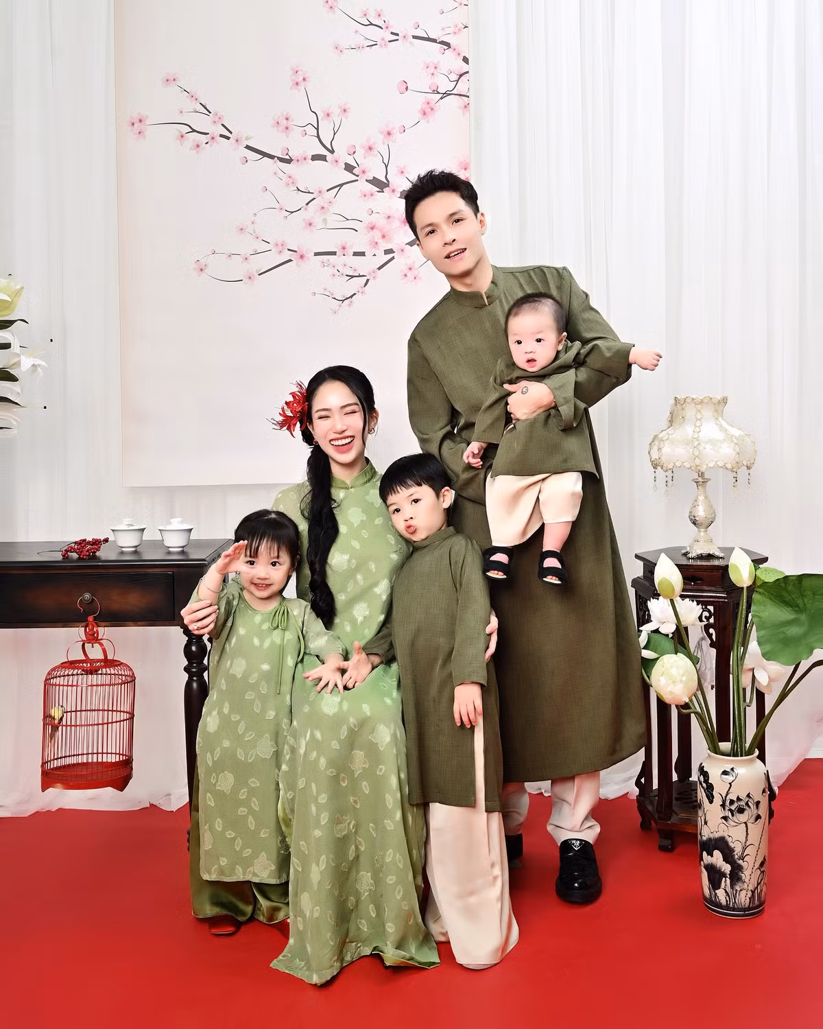 Sau khi sinh 3 em bé, Joyce Phạm được khen vẫn giữ vóc dáng thon gọn, không khác nhiều so với hồi độc thân.