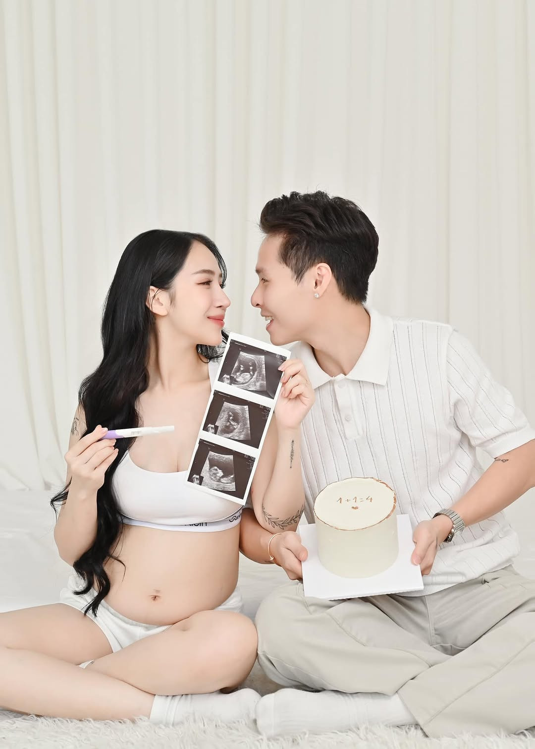 Ở phần bình luận, nhiều người đã gửi lời chúc mừng đến gia đình nhỏ của ái nữ nhà đại gia Minh Nhựa: "Chúc mừng em nhé, nhà chị mà có điều kiện chắc cũng đẻ nguyên một đội bóng quá", "bầu lần 4 mà vẫn xinh đẹp quá chừng luôn chị ơi".