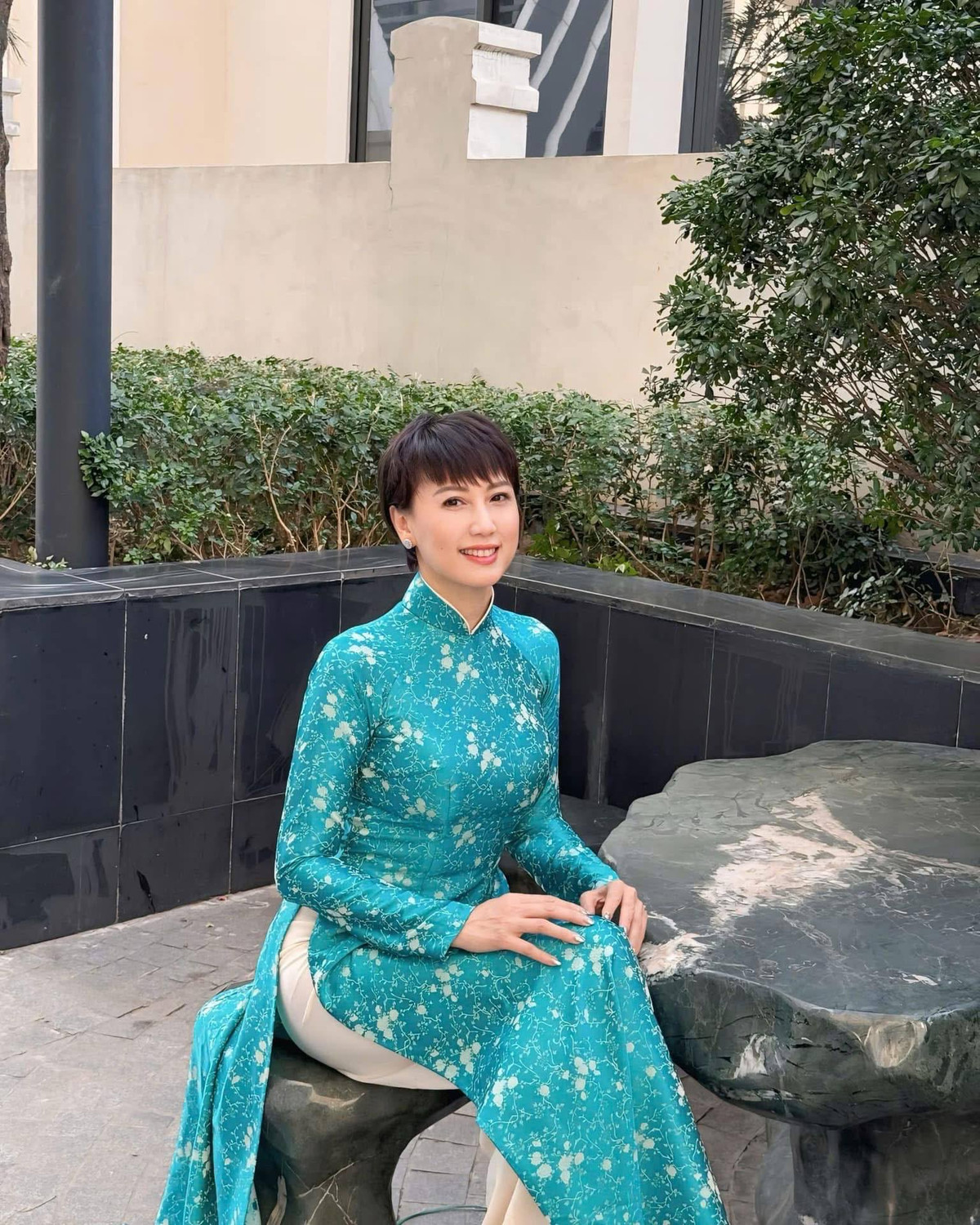 Thiết kế áo dài với phom dáng truyền thống kết hợp với gam màu xanh cùng hoạ tiết điểm xuyết tinh tế càng giúp tôn lên vẻ đẹp sang trọng, kiều diễm.