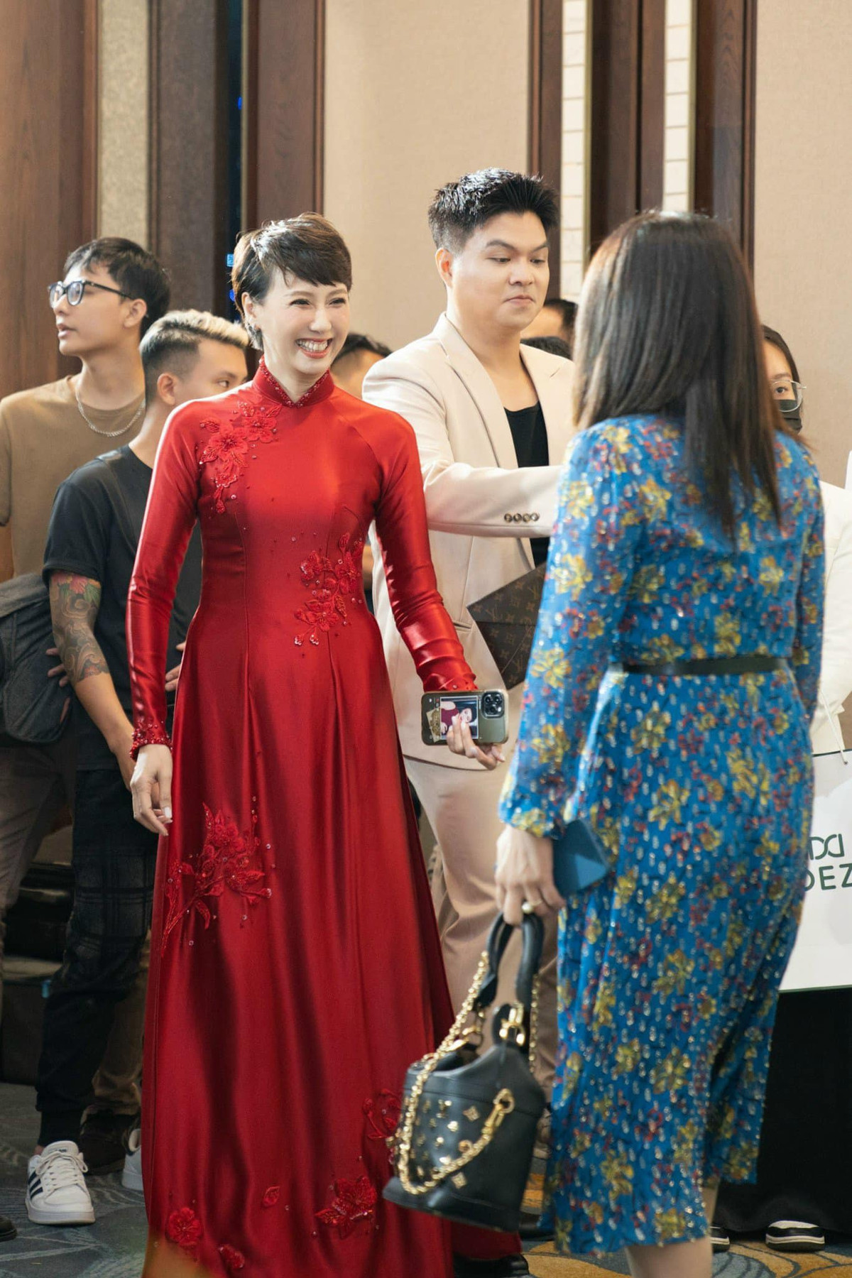 Trước đó, cô Mai Đoàn cũng nhiều lần khiến dân tình không khỏi trầm trồ với diện mạo thanh tao, nhã nhặn cùng vẻ đẹp "không tuổi" khi diện áo dài trong ngày vui của con gái.