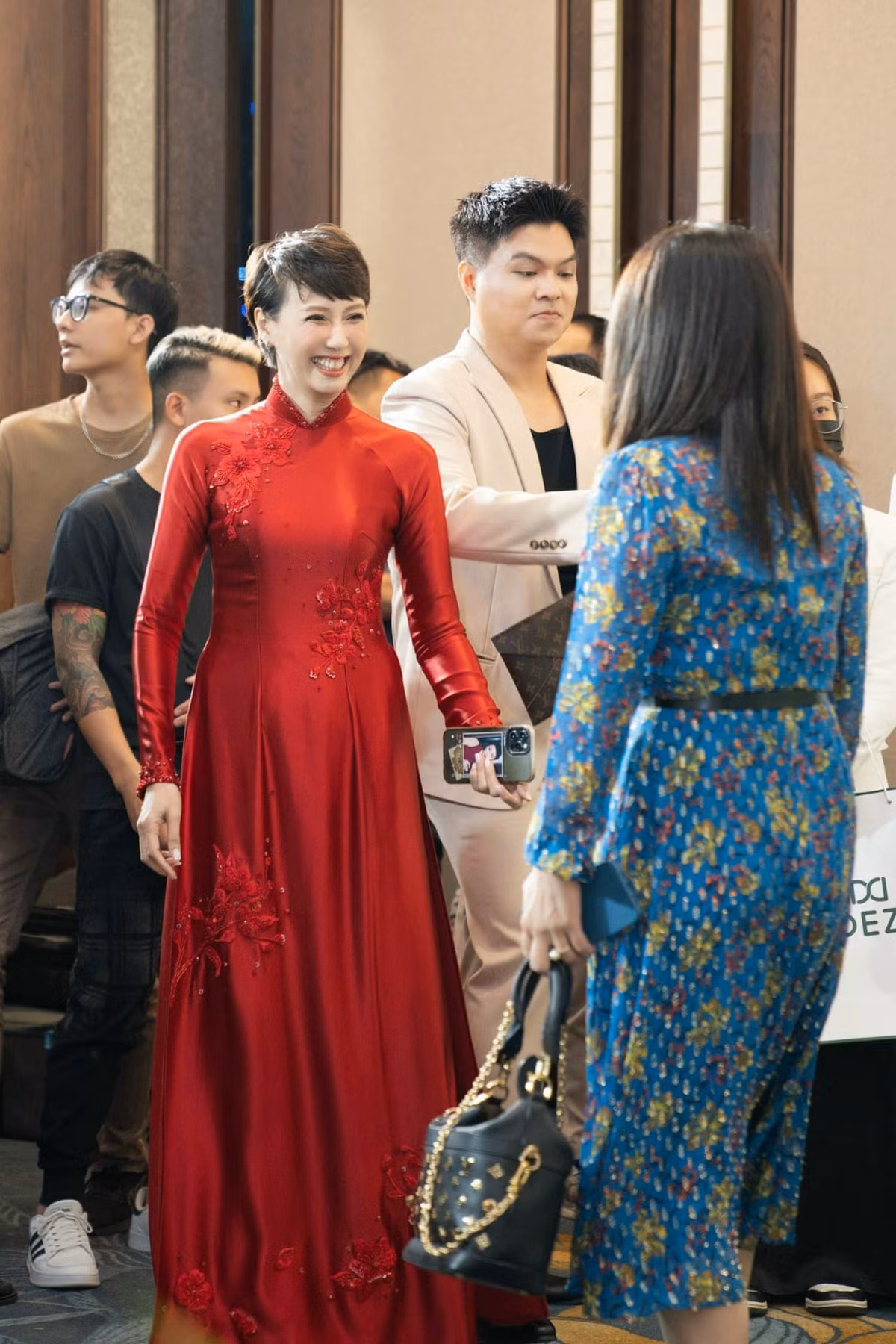 Trước đó, cô Mai Đoàn cũng nhiều lần khiến dân tình không khỏi trầm trồ với diện mạo thanh tao, nhã nhặn cùng vẻ đẹp "không tuổi" khi diện áo dài trong ngày vui của con gái.