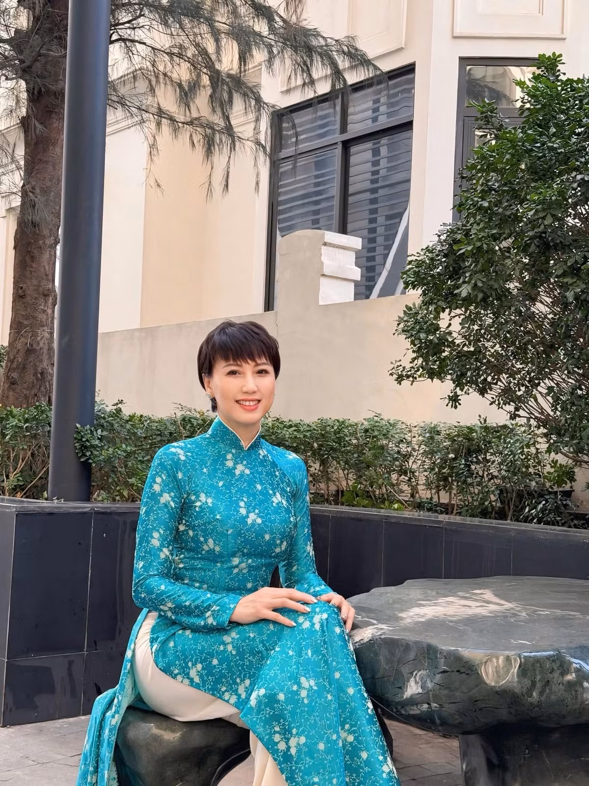 Kiểu tóc tém quen thuộc cùng layout makeup nhẹ nhàng càng giúp mẹ Doãn Hải My thêm phần trẻ trung, "hack tuổi".