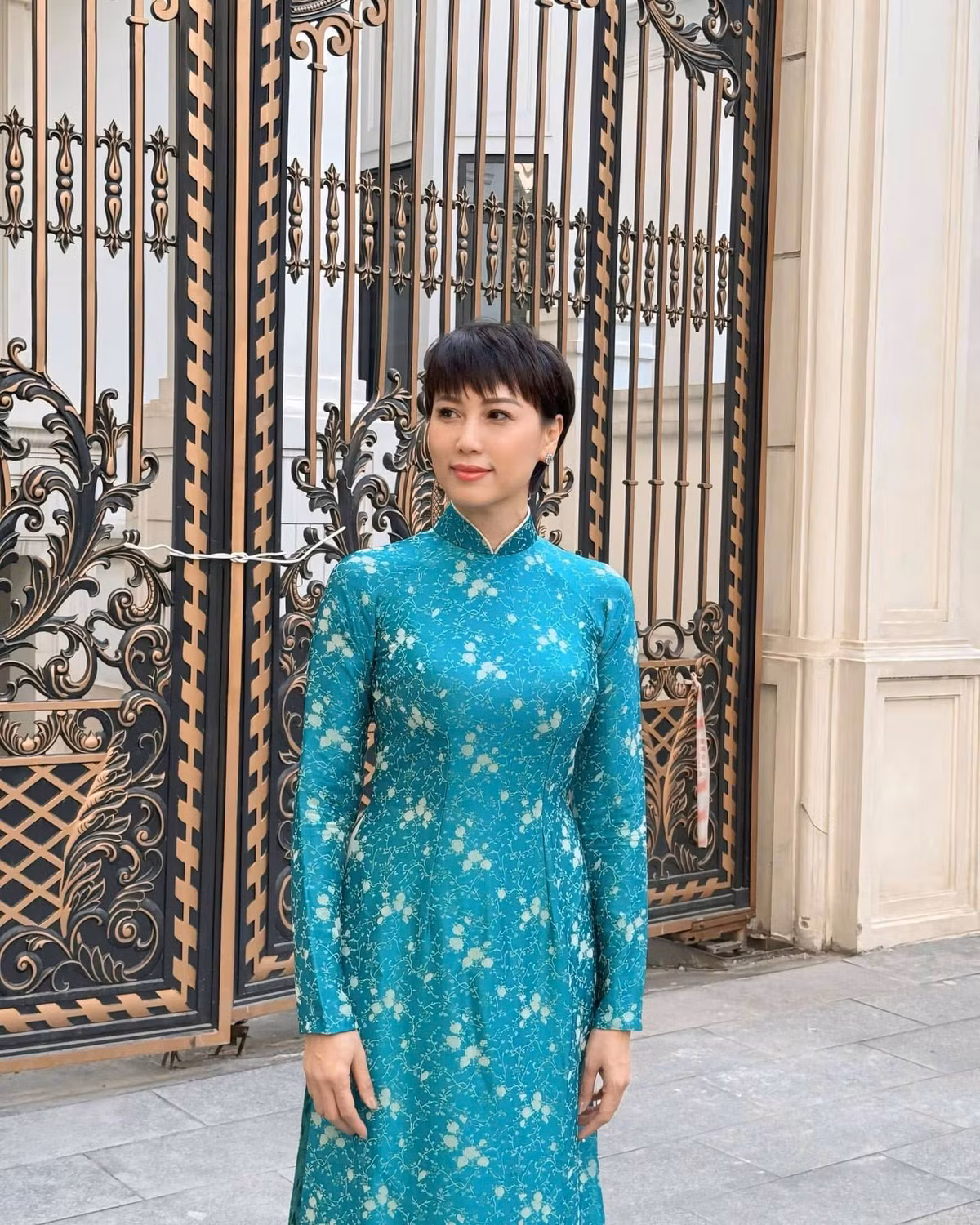 Cách đây ít lâu, trên trang cá nhân bà Mai Đoàn vừa đăng tải loạt ảnh áo dài chào xuân. Dù đã ở ngưỡng tuổi U50, mẹ Doãn Hải My vẫn sở hữu nhan sắc trẻ trung cùng thân hình thon gọn.