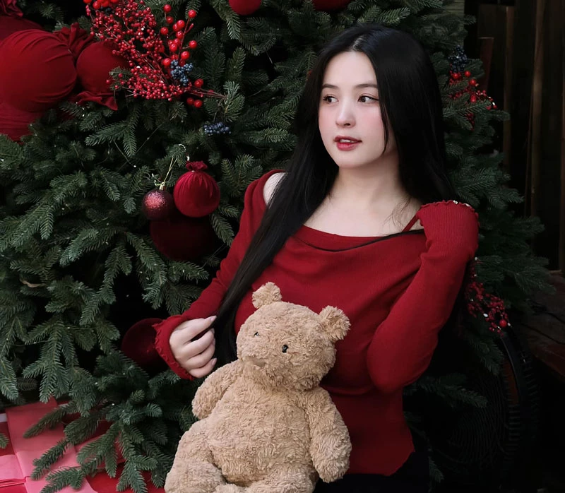 Thảo Nari tên thật là Ma Hương Thảo, sinh năm 1993 tại Tuyên Quang. Sau khi tốt nghiệp cấp ba, cô theo học tại Đại học Văn hóa Hà Nội.