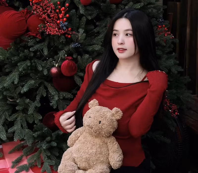 Thảo Nari tên thật là Ma Hương Thảo, sinh năm 1993 tại Tuyên Quang. Sau khi tốt nghiệp cấp ba, cô theo học tại Đại học Văn hóa Hà Nội.