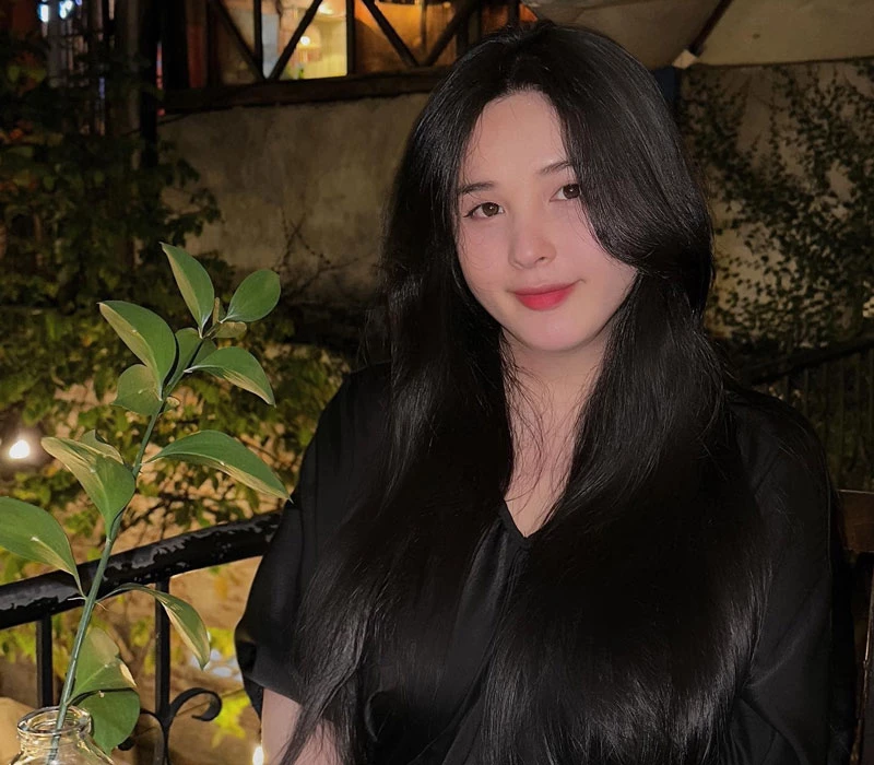 Chọn con đường trở thành streamer, Thảo Nari sở hữu cho mình một lượng fan hùng hậu, không chỉ người hâm mộ là nam giới mà rất nhiều chị em cũng mê mẩn vẻ ngoài xinh đẹp và lối nói chuyện duyên dáng của nàng hot girl này.