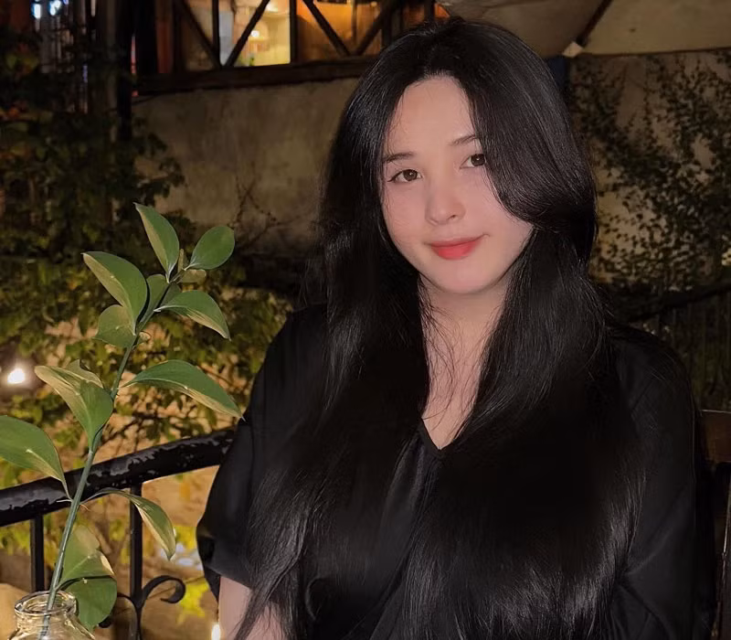 Chọn con đường trở thành streamer, Thảo Nari sở hữu cho mình một lượng fan hùng hậu, không chỉ người hâm mộ là nam giới mà rất nhiều chị em cũng mê mẩn vẻ ngoài xinh đẹp và lối nói chuyện duyên dáng của nàng hot girl này.