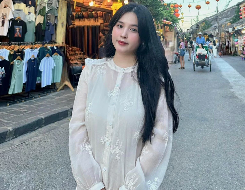 Với vẻ ngoài xinh đẹp, giọng nói ngọt ngào và lối chơi điêu luyện, cô nàng nhanh chóng trở thành một trong những nữ streamer được yêu thích nhất.