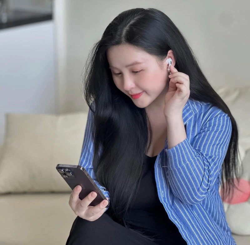 Thảo Nari tên thật là Ma Hương Thảo, sinh năm 1993 tại Tuyên Quang. Sau khi tốt nghiệp cấp ba, cô theo học tại Đại học Văn hóa Hà Nội.