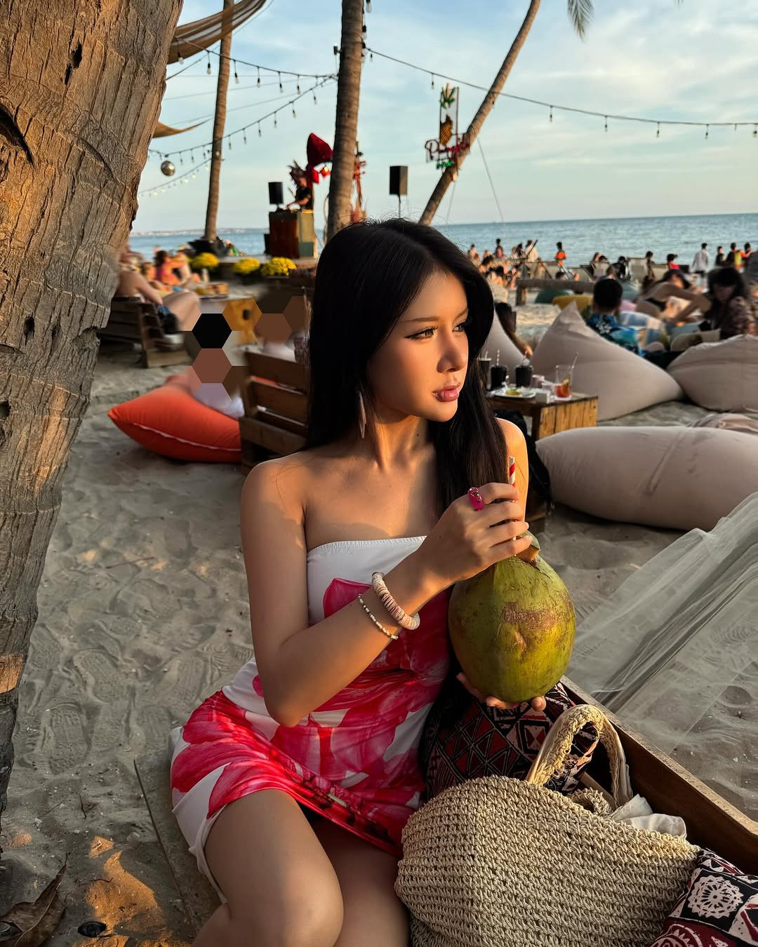 Check-in trên bờ biển, cô nàng lựa chọn váy quây ôm sát lấy cơ thể. Mặc dù thiết kế váy có phần khá...sến với họa tiết hoa nổi bật, tuy nhiên toát lên vibe mùa hè sôi động, đầy hứng khởi.