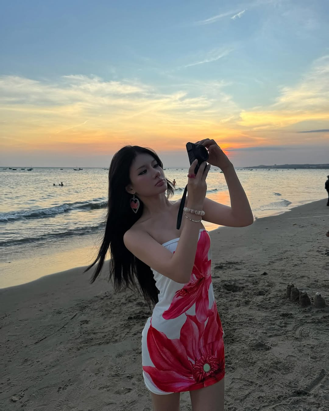 Vẫn trung thành với lối trang điểm đậm nhấn nhá ở phần mắt, Xuân Ca hút mắt với vẻ đẹp quyến rũ nhưng cũng vô cùng khỏe khoắn.