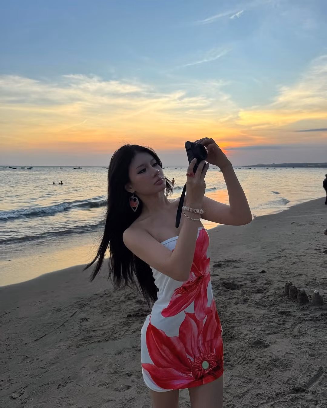 Vẫn trung thành với lối trang điểm đậm nhấn nhá ở phần mắt, Xuân Ca hút mắt với vẻ đẹp quyến rũ nhưng cũng vô cùng khỏe khoắn.