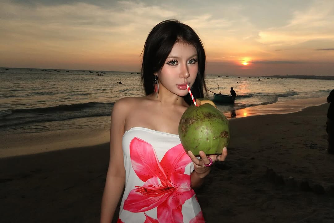 Những thiết kế đồ cắt xẻ táo bạo được cô nàng lựa chọn diện thường xuyên.