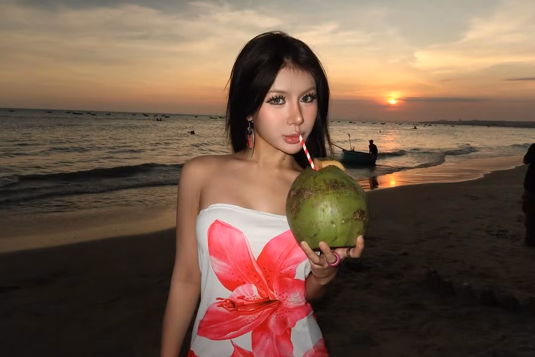 Những thiết kế đồ cắt xẻ táo bạo được cô nàng lựa chọn diện thường xuyên.