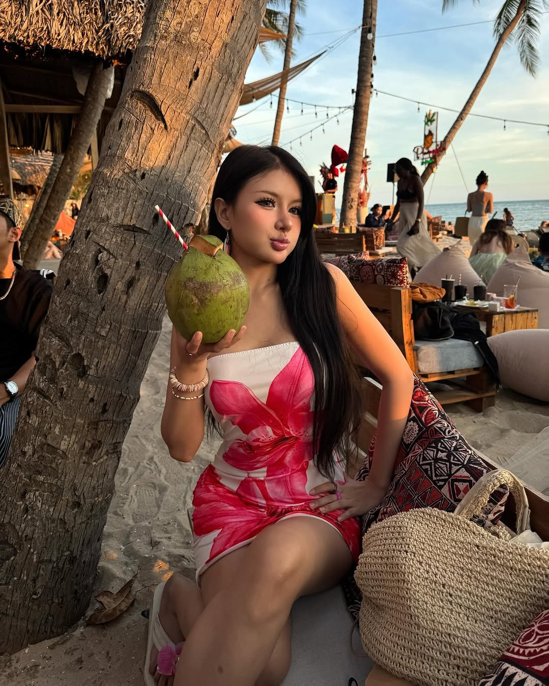 Ở phần bình luận nhiều người không ngại để lại những lời khen có cánh dành cho nàng Tiktoker: "Uầy đỉnh thế", "slay quá người đẹp ơi", "body 10 điểm không nhưng".