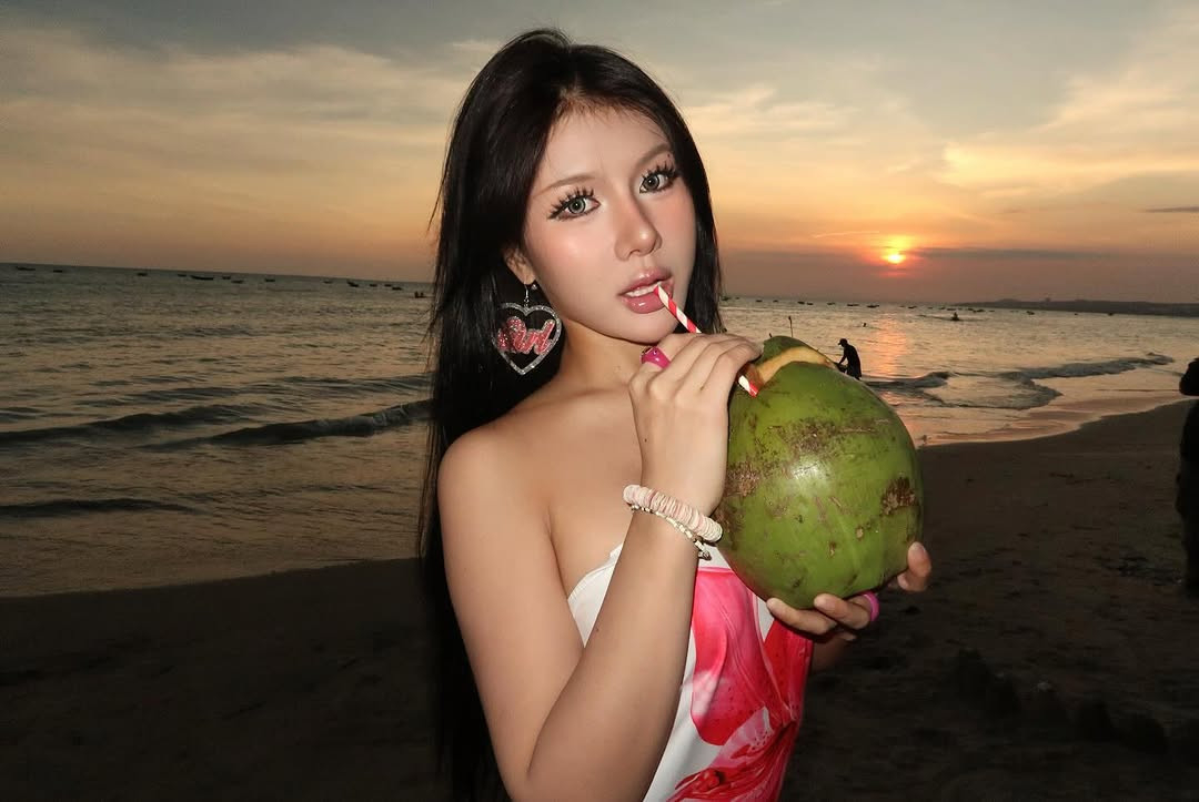 Cô nàng theo đuổi phong cách ăn mặc gợi cảm, quyến rũ.