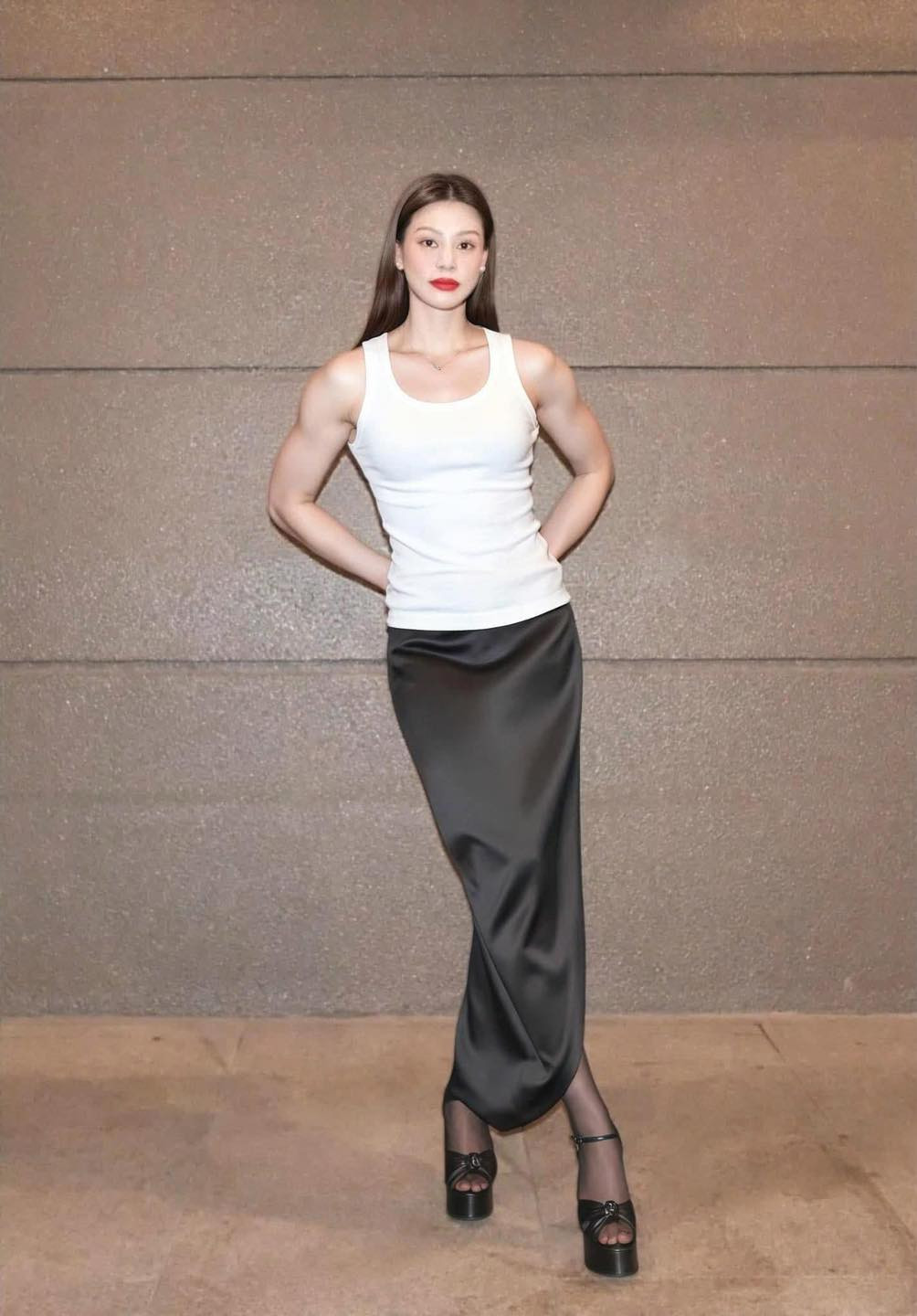 Khi các cánh mày râu lựa chọn những mẫu váy nhẹ nhàng nữ tính thì các sao nữ lại chọn những thiết kế có phần hơi...lực điền.