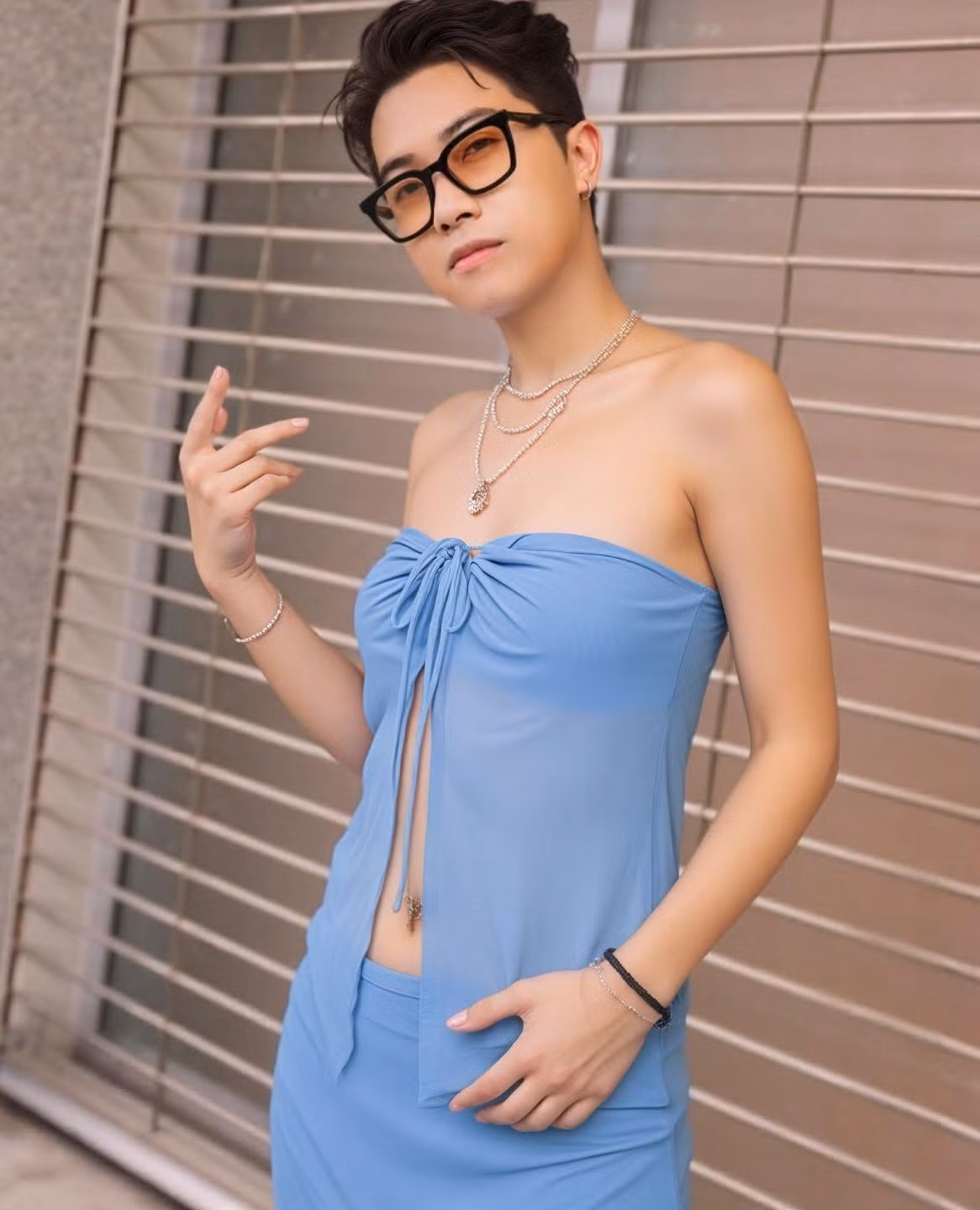 Nam streamer Cris Phan diện set áo váy màu xanh cực dịu mắt.