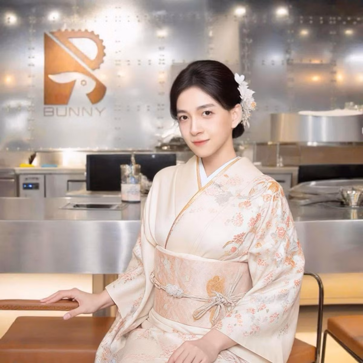 Ngô Kiến Huy với mẫu váy Kimono khiến nhiều người nhận không ra.