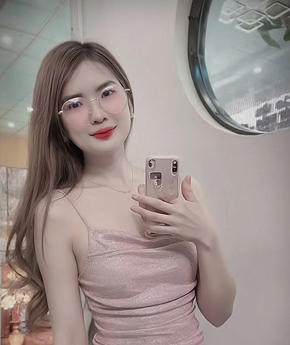 Mẫu váy 2 dây tông hồng quyến rũ, đính kim tuyến này thực chất là một sản phẩm được tạo nên bởi công nghệ AI. Ứng dụng chỉnh sửa ảnh BeautyCam sử dụng công nghệ AI để chỉnh sửa ảnh và thay đổi trang phục trong hình chỉ bằng một cú chạm, cho phép người dùng "mặc" chiếc váy hồng mà không cần phải sở hữu nó ngoài đời thực.