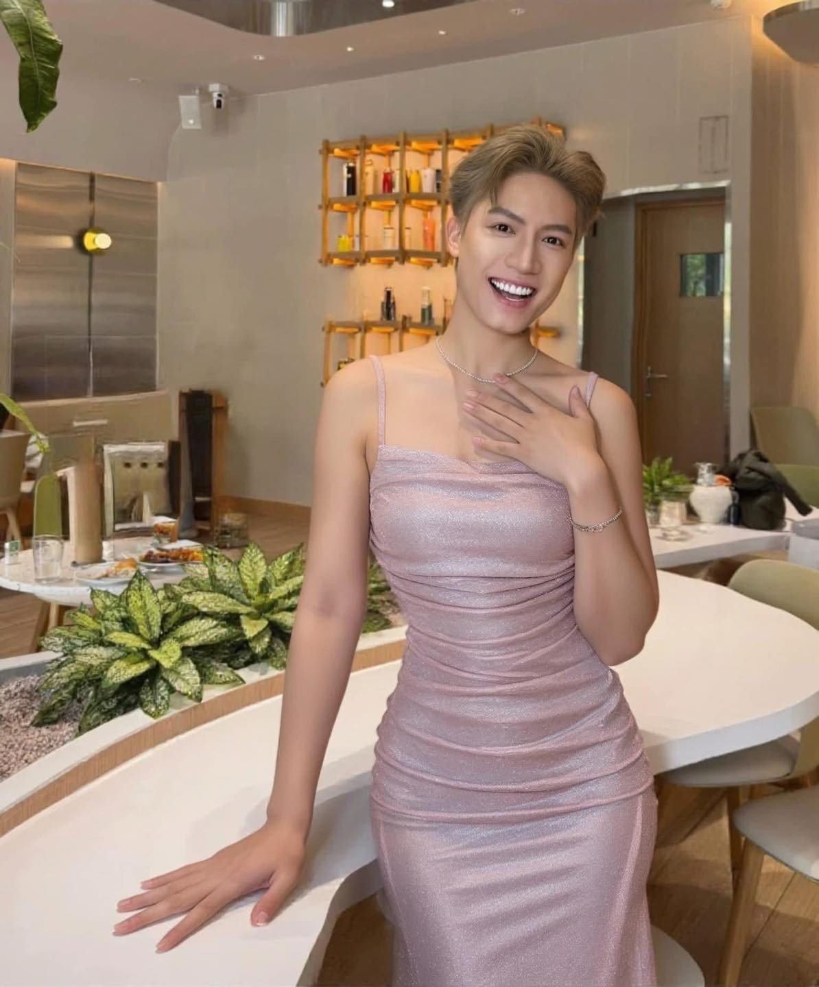 Rất nhiều sao Việt cũng không nằm ngoài trào lưu này. Điển hình là nam ca sĩ Anh Tú.