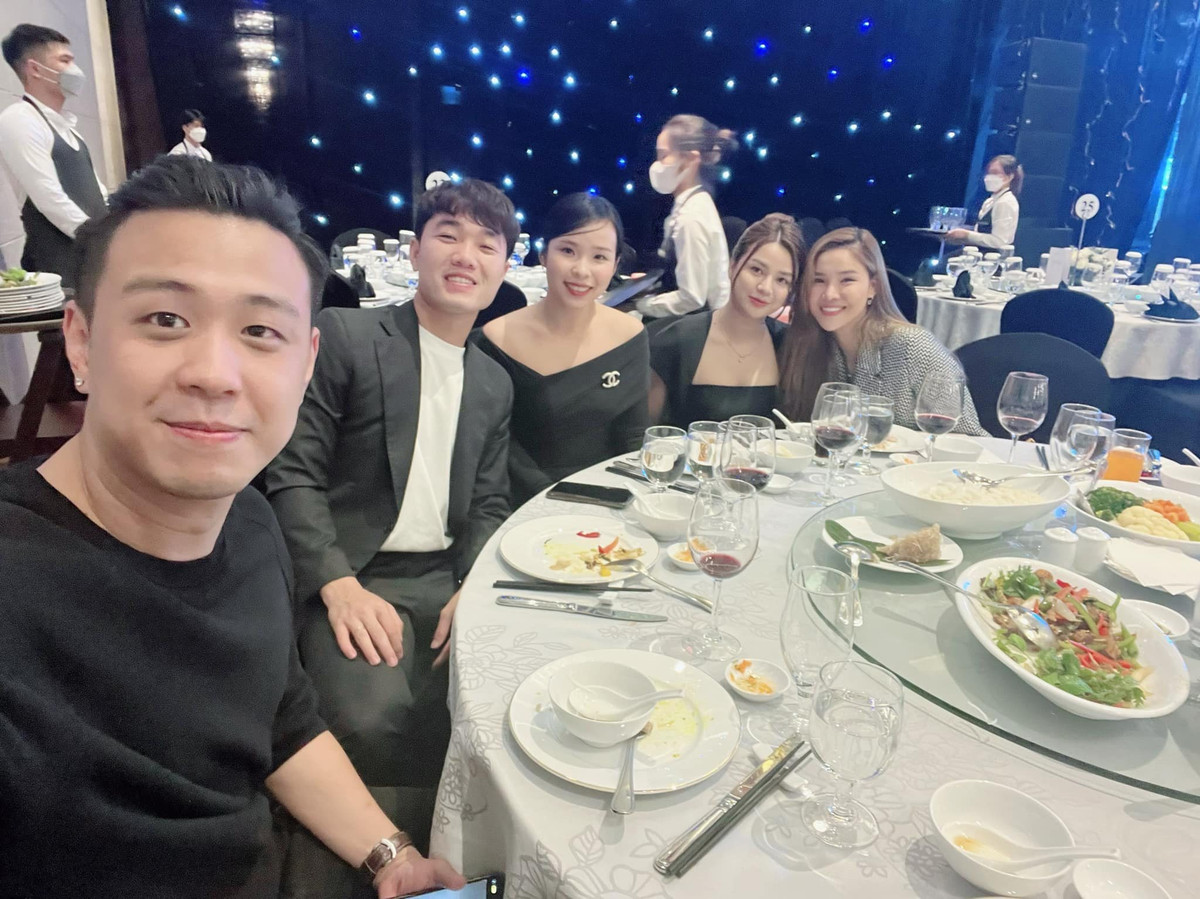 Gần như khán giả chỉ được trông thấy vợ Công Phượng thông qua những lần chung khung hình với chồng hay bạn bè thân thiết.