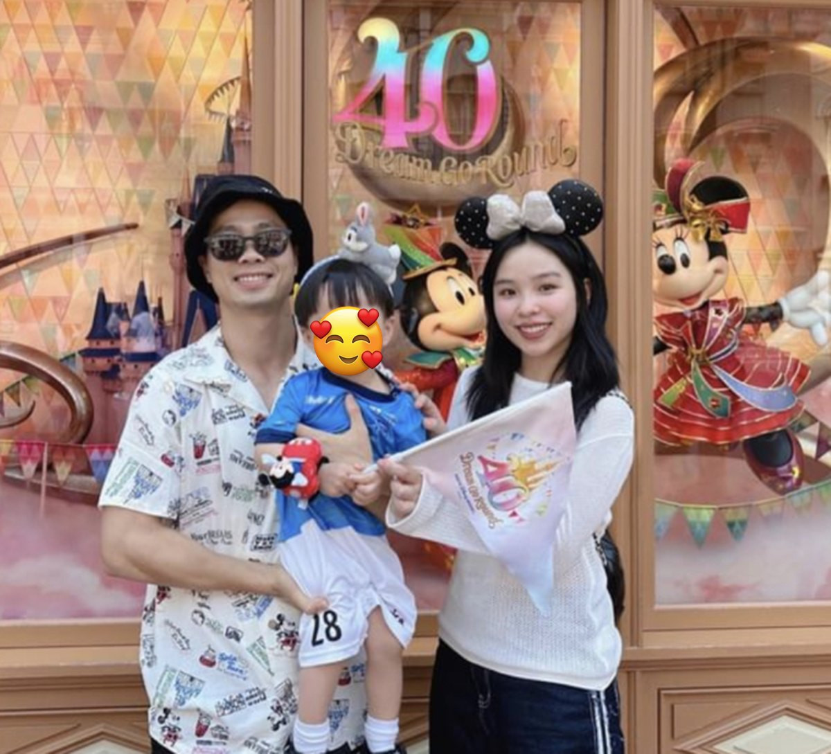 Ở phần bình luận, nhiều người đã dành lời khen ngợi cho nhan sắc cô nàng: "Tui thích kiểu xinh như vậy nha, người phụ nữ đảm đang có học thức, thông minh", "người ta không ăn mặc trang điểm lối hot girl thôi nha", "trông nhẹ nhàng và mang lại cảm giác dễ mến quá".