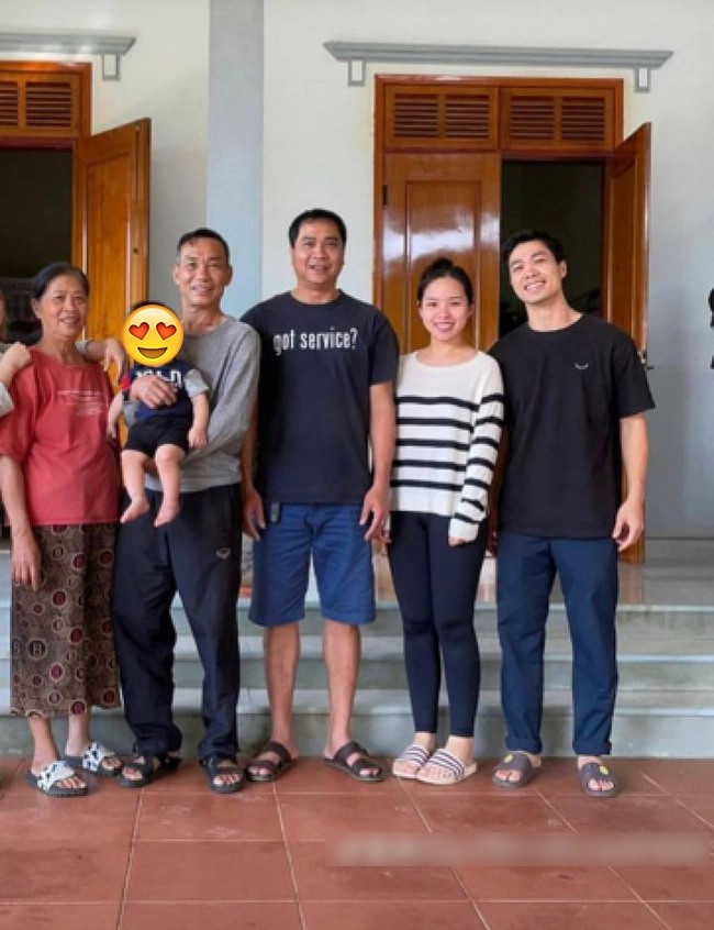 Dù là tiểu thư con nhà khá giả, lại lấy chồng cầu thủ nổi tiếng song mỗi lần lộ diện, Viên Minh đều rất bình dị với áo phông hoặc váy áo đơn giản, không cầu kỳ, phô trương.