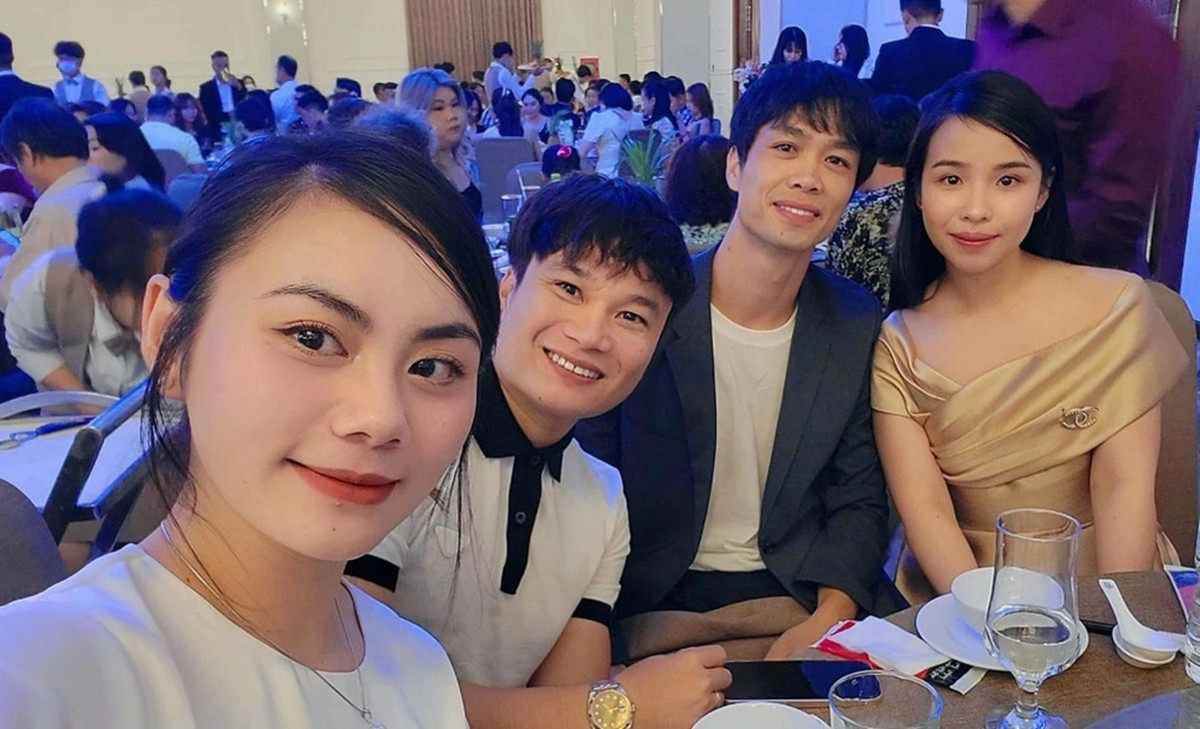 Nếu như nhiều nàng WAG của bóng đá Việt có hoạt động sôi nổi trên mạng xã hội, thì bà xã Công Phượng - Viên Minh có lối sống khá kín đáo trên mạng xã hội.