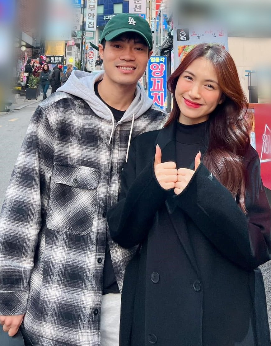 Với mối quan hệ thân thiết của cả hai, Hoà Minzy thoải mái tương tác cùng Văn Toàn, có những cử chỉ thân mật như ôm cánh tay, chạm má kiểm tra cách cậu bạn thân cạo râu.