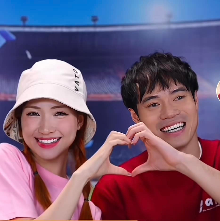 Trước đó, trong một phiên livestream khác, Văn Toàn và Hòa Minzy cũng từng làm hành động tạo trái tim tương tự.