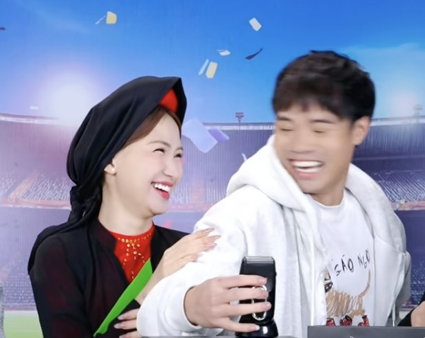 Thậm chí cả hai còn không ngại tạo dáng trái tim, khiến phần bình luận như bùng nổ.