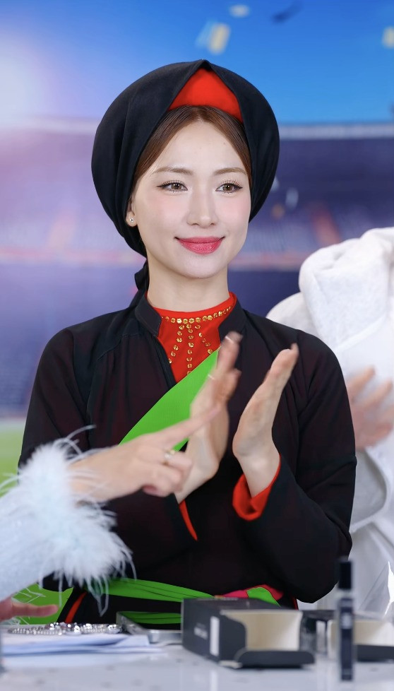 Hoà Minzy xuất hiện xinh đẹp duyên dáng với bộ trang phục áo tứ thân, đội khăn mỏ quạ.