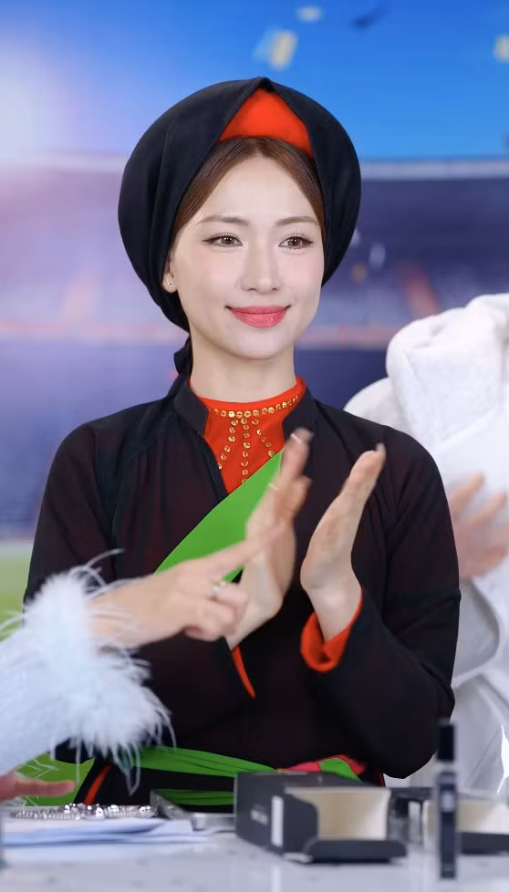 Hoà Minzy xuất hiện xinh đẹp duyên dáng với bộ trang phục áo tứ thân, đội khăn mỏ quạ.