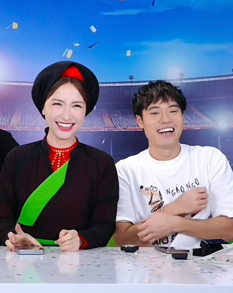 Đây không phải là lần đầu tiên cả hai xuất hiện trong những phiên livestream của nhau. Văn Toàn và Hòa Minzy tương tác cực kỳ nhiệt tình và thân thiết.