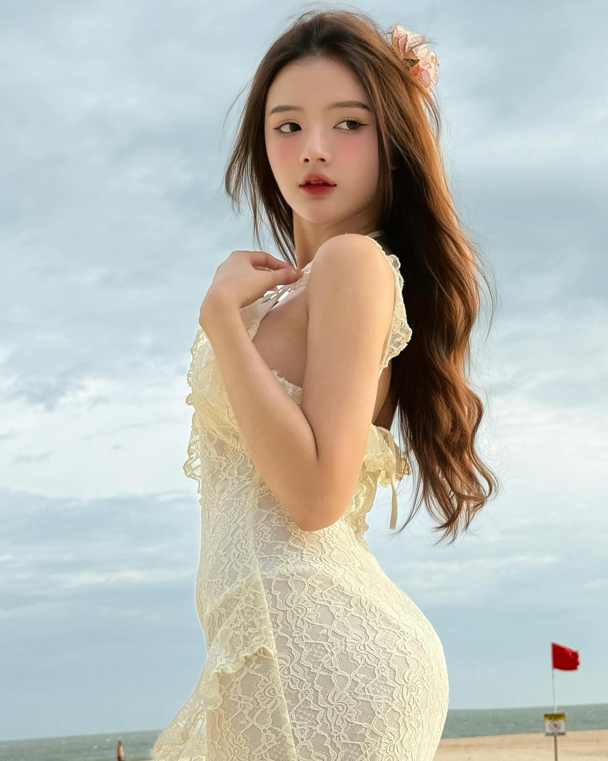 Trong một góc ảnh khác, cô nàng khoe góc nghiêng thần thánh với vòng 3 quyến rũ.