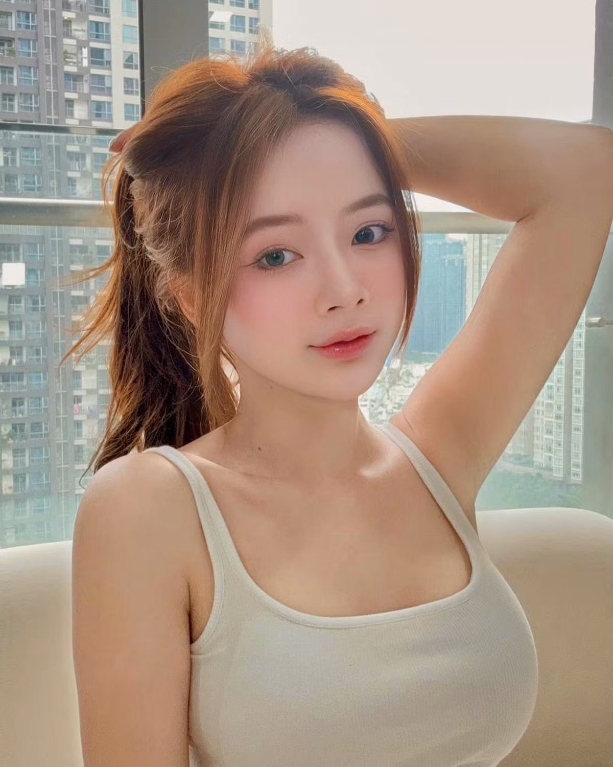 Lê Lý Lan Hương nổi tiếng từ năm 2013 với bức ảnh thẻ xinh xắn.