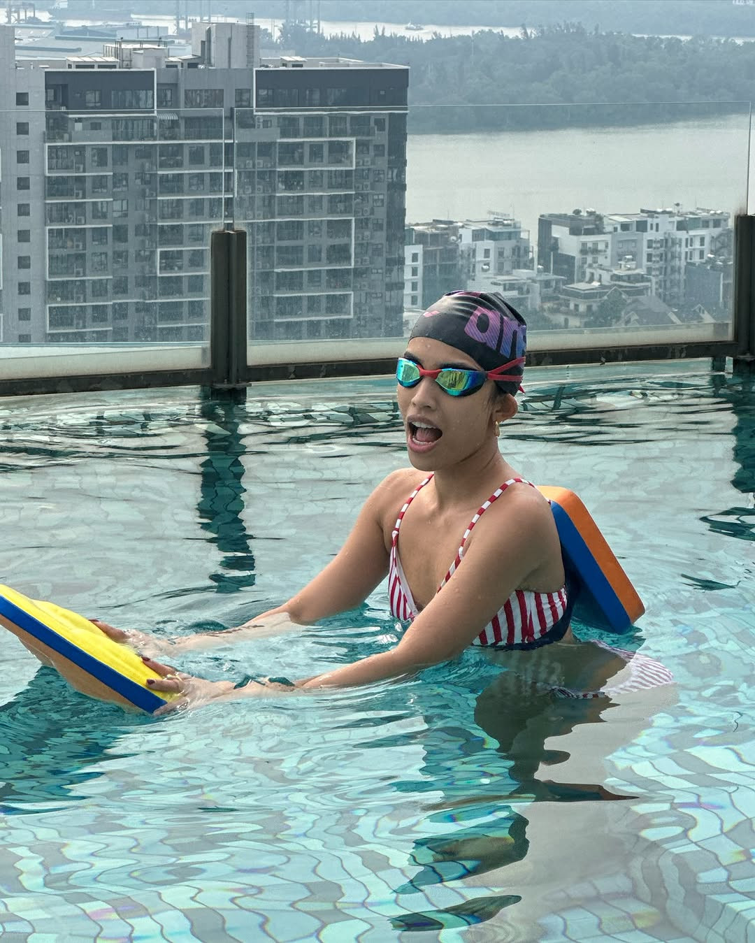 Tên tuổi của cô nàng sinh năm 1999 được cộng đồng mạng biết đến nhiều hơn nhờ danh xưng "tiểu thư chuỗi siêu thị lớn ở Đà Nẵng", sở hữu gia thế giàu có và cuộc sống sang chảnh.