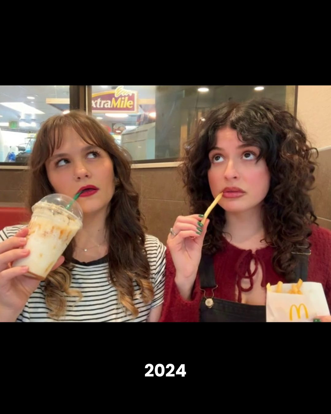 "Ngưỡng mộ tình bạn này quá", "Nó trông giống như một quảng cáo miễn phí cho McDonald's và Starbucks trong 18 năm", "Họ không chỉ giữ tình bạn, mà còn trung thành với cùng một nhà hàng và cùng một gian hàng trong 18 năm", "ước gì tôi cũng có một người bạn đồng hành qua năm tháng như vậy" - Netizen bình luận phía dưới những bức ảnh của cặp đôi.