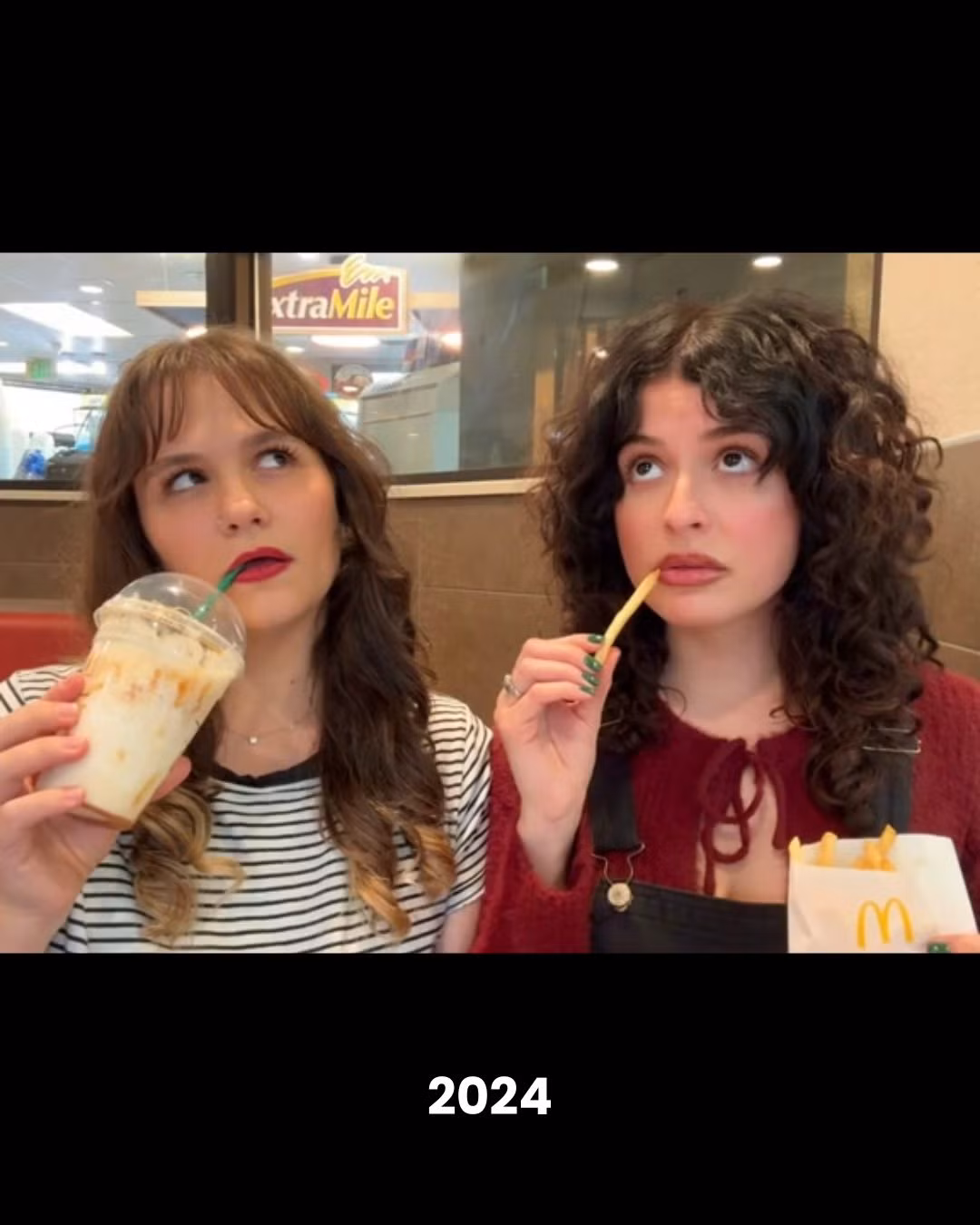 "Ngưỡng mộ tình bạn này quá", "Nó trông giống như một quảng cáo miễn phí cho McDonald's và Starbucks trong 18 năm", "Họ không chỉ giữ tình bạn, mà còn trung thành với cùng một nhà hàng và cùng một gian hàng trong 18 năm", "ước gì tôi cũng có một người bạn đồng hành qua năm tháng như vậy" - Netizen bình luận phía dưới những bức ảnh của cặp đôi.