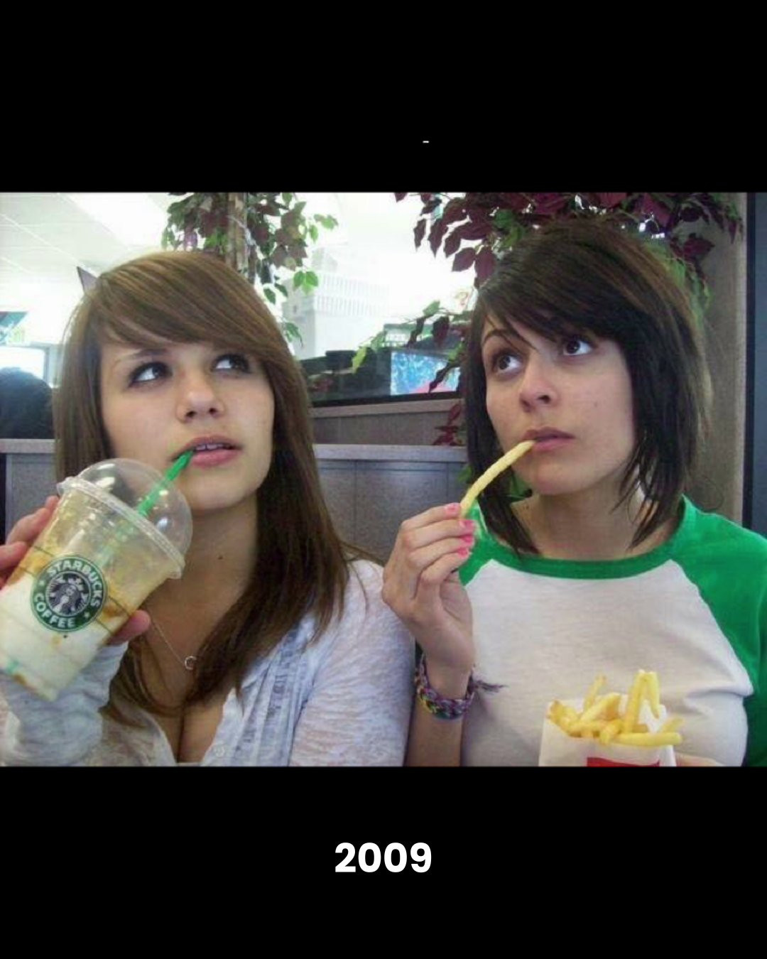 Đồng thời cùng một cách tạo dáng, biểu cảm.