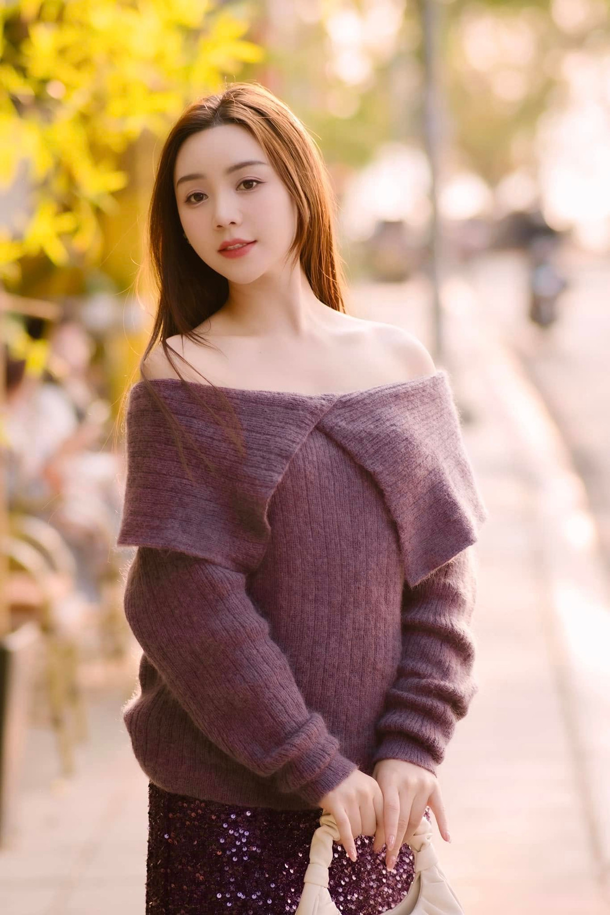 Thời gian gần đây, Quỳnh Kool gây chú ý khi để lộ ngoại hình mũm mĩm, tăng cân hơn so với trước. Trên trang cá nhân, Quỳnh Kool cho biết, cô tăng cân vì ăn nhiều bánh chưng trong dịp Tết Nguyên đán 2025